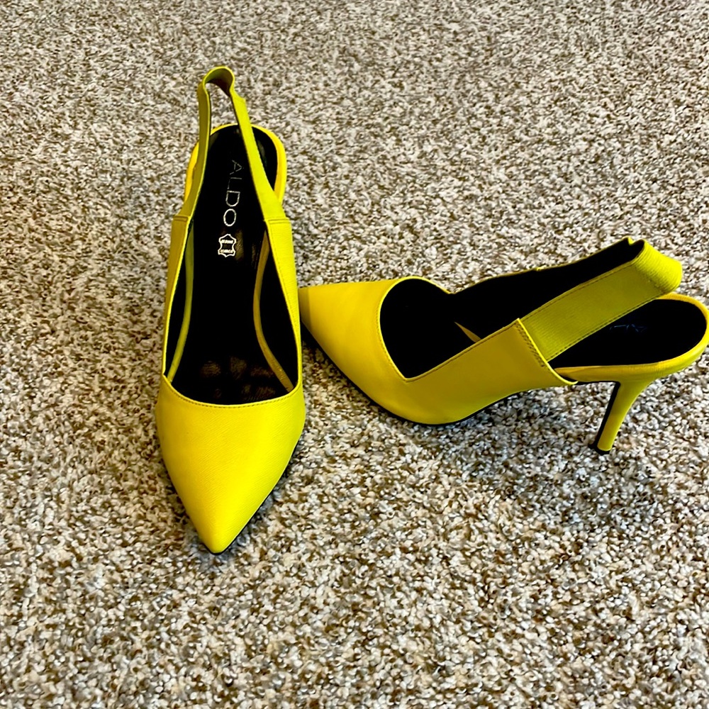 Pointed-Toe Slingback Heels